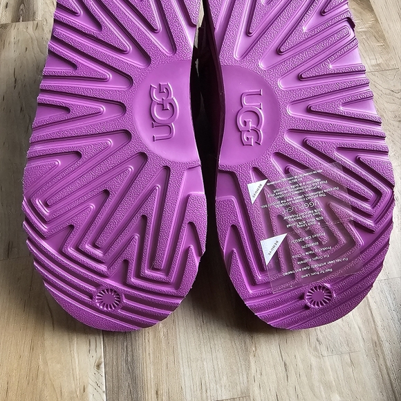 NEW Ugg Mini's - Picture 5 of 6